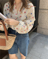 Camisa elegante de gasa con estampado floral dulce